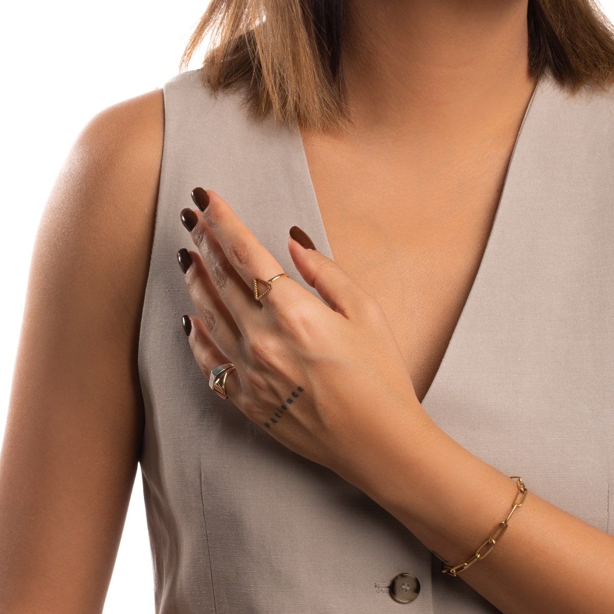 خاتم مثلث رفيع ملتوي الساق