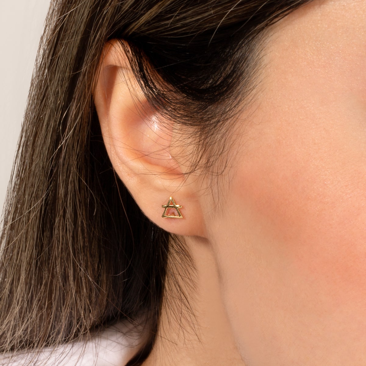 أقراط تحمل علامة عنصر الأرض