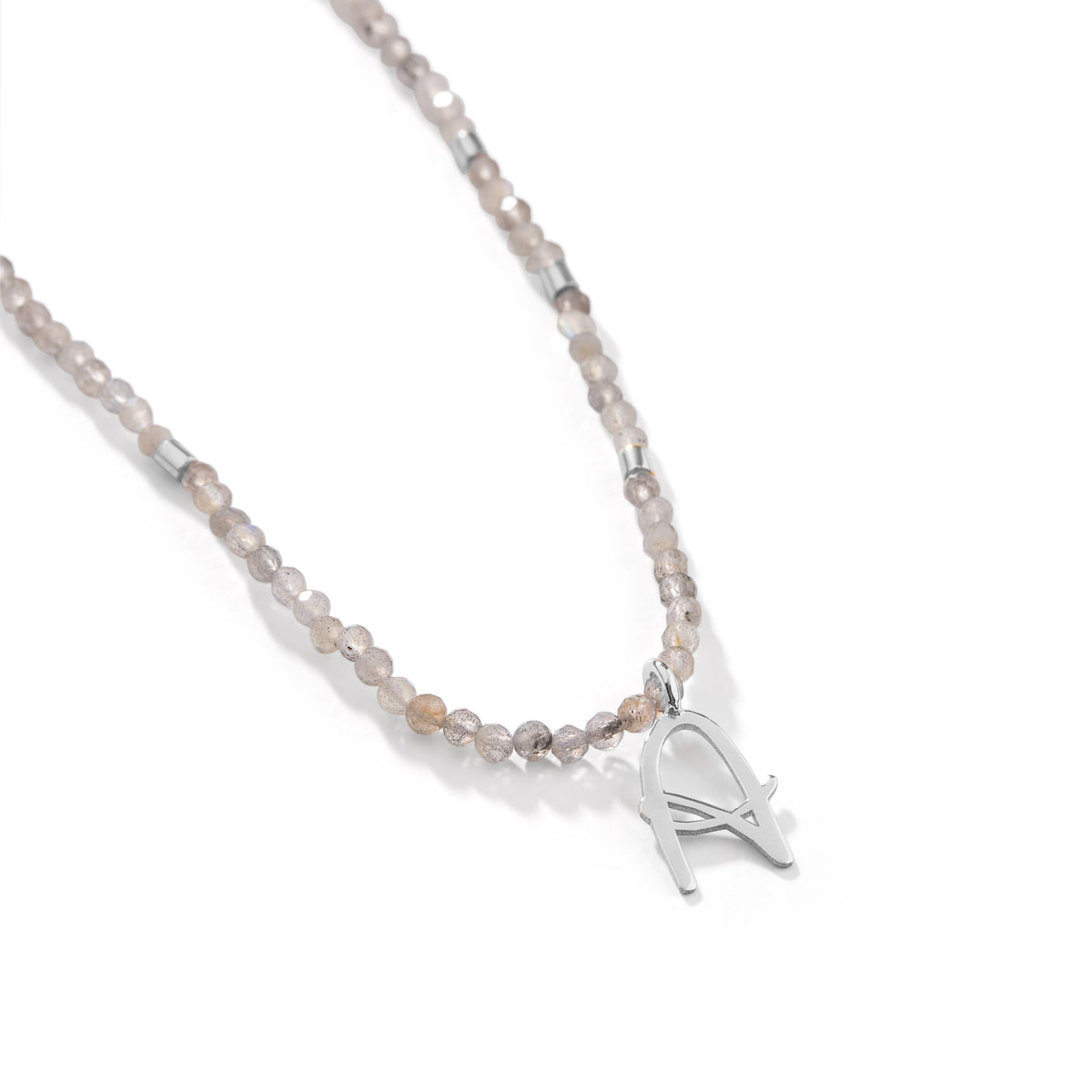 حرف A قلادة الحجر