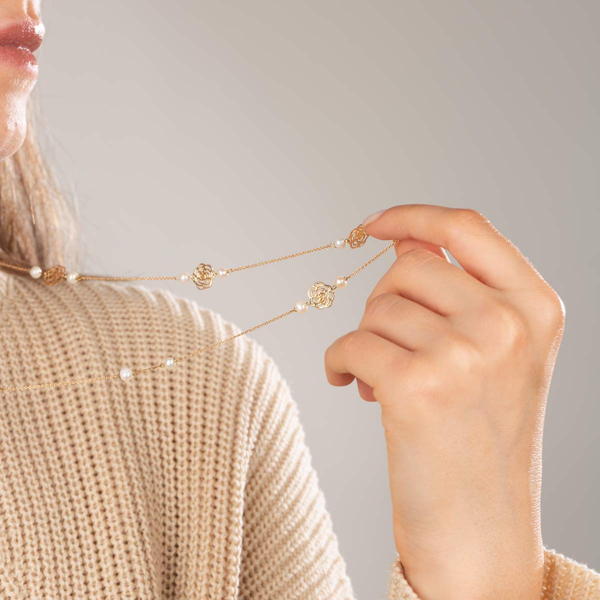 قلادة الزهور واللؤلؤ