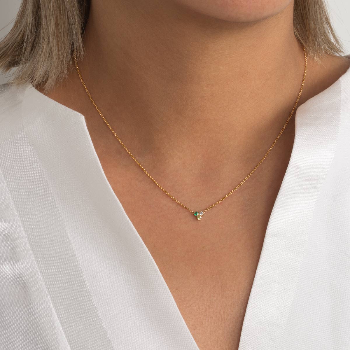 قلادة مثلثة مرصعة بالجواهر