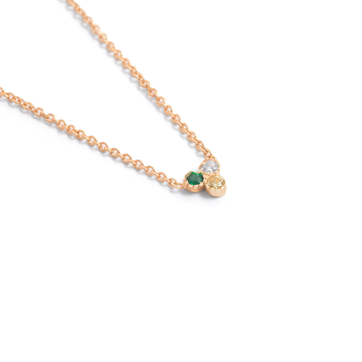 قلادة مثلثة مرصعة بالجواهر