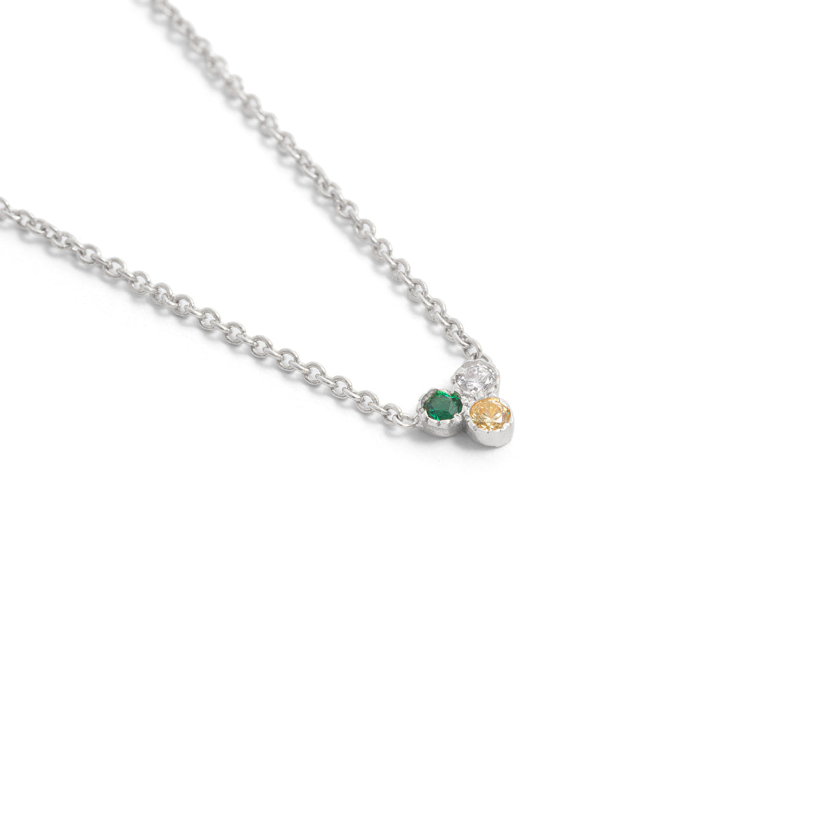 قلادة مثلثة مرصعة بالجواهر